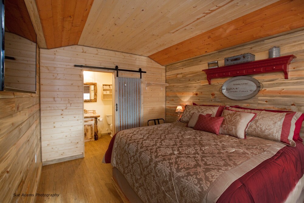 Cozy Cabin with Private Bathroom - Cabin 1