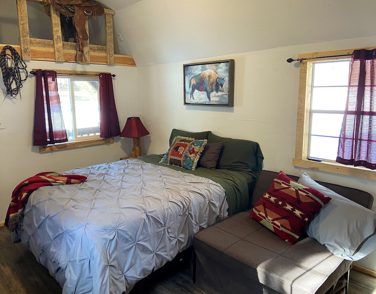 NEW! Buffalo Dreams Cabin at Dakota Dream B&B