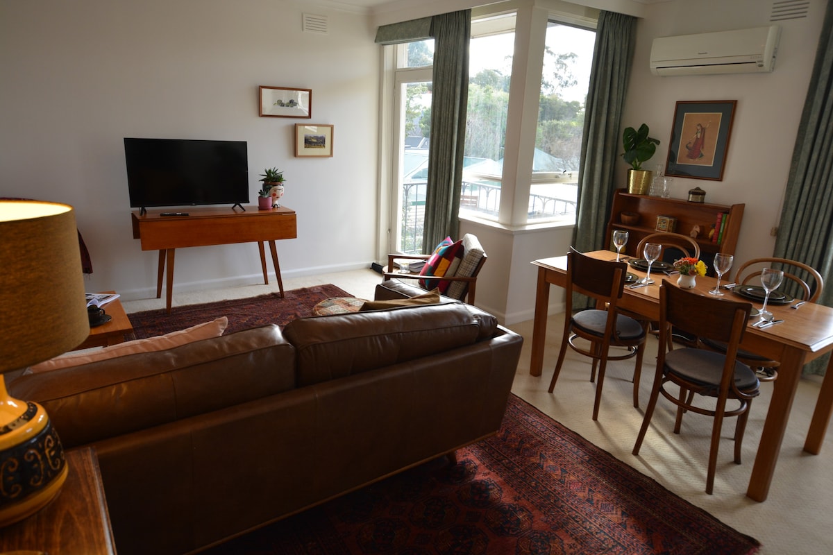 Cosy 2 bedroom apartment with private car space