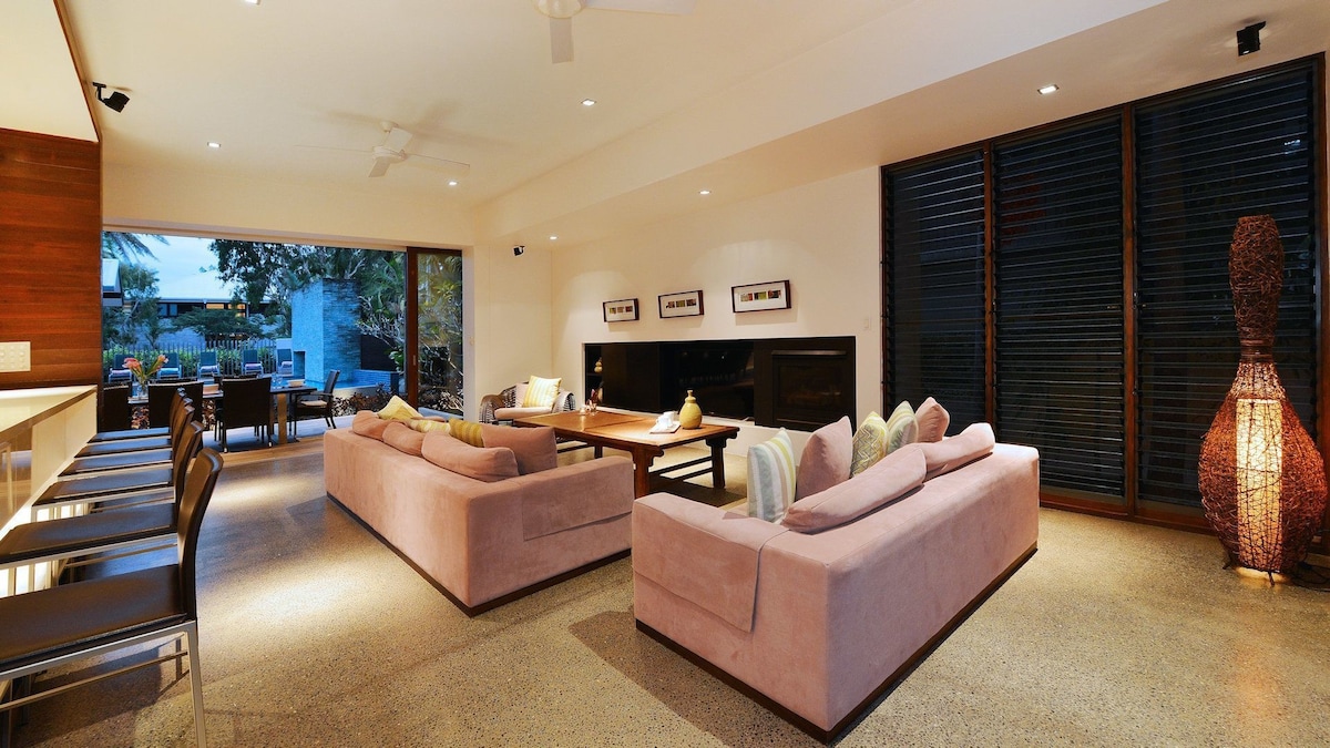 6 Beachfront Mirage - Luxury 4 Bedroom Home