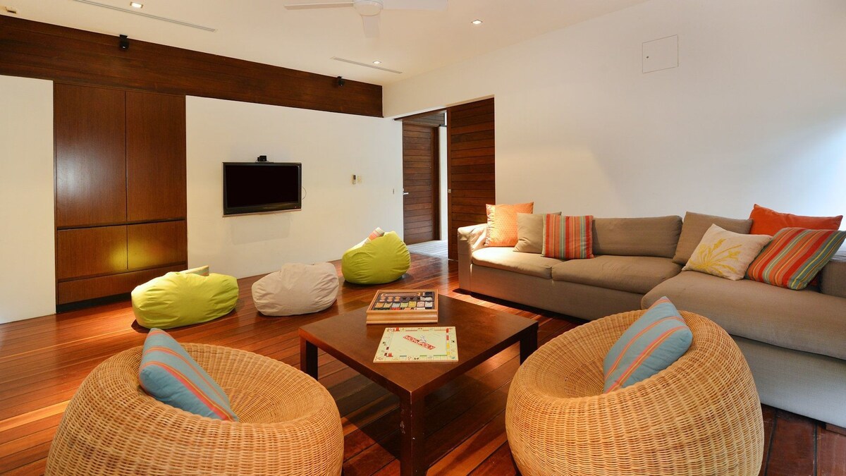 6 Beachfront Mirage - Luxury 4 Bedroom Home