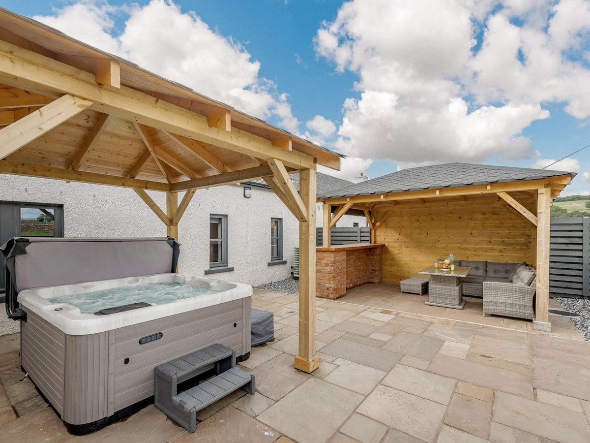 Westertonhill Lodge 2 with Hot Tub for hire