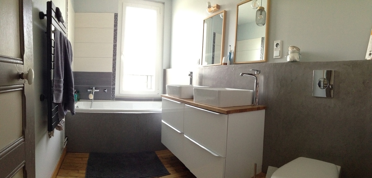 Chambre, quartier calme, salle de bain privative.