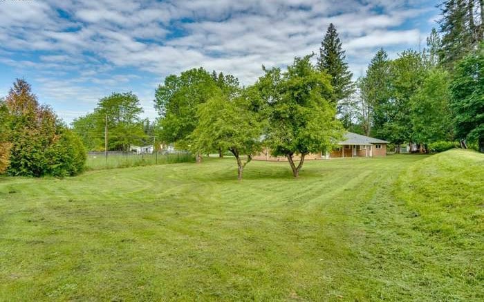 Large rustic home / hot tub / groups welcome