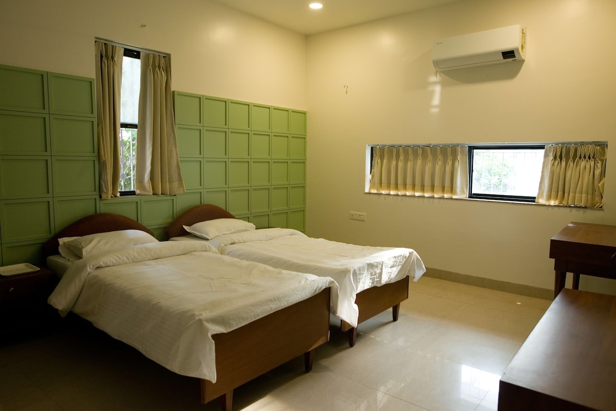 Private Twin bedroom (Green) @107LightHouse