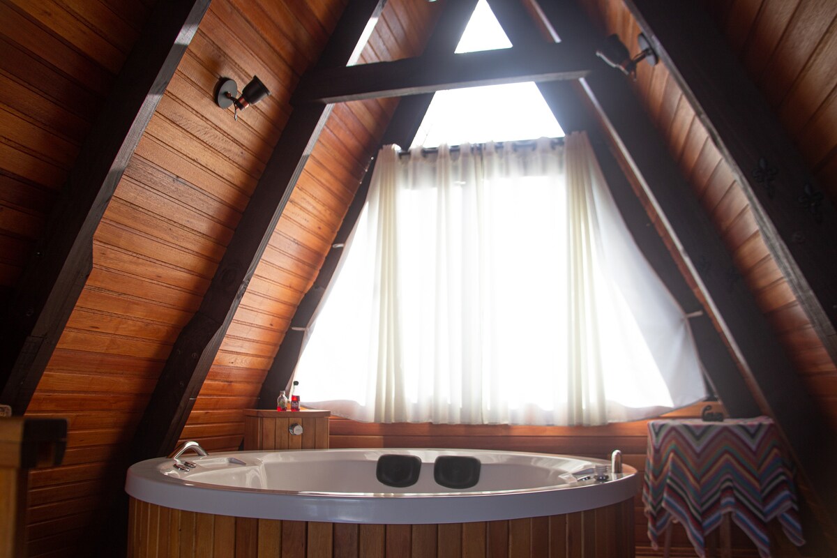 美丽的A型小屋，提供热水浴缸