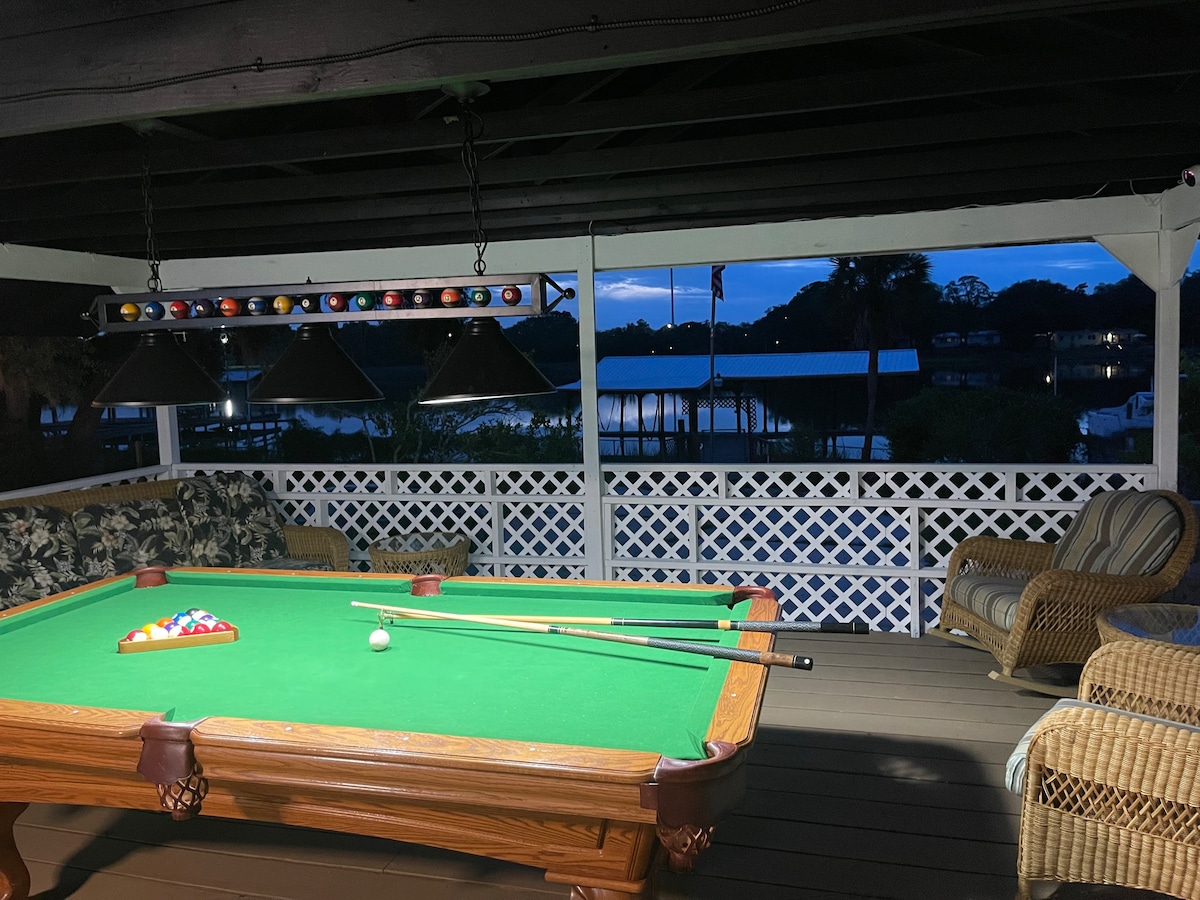 “By the river” pool table private deck 10 guests