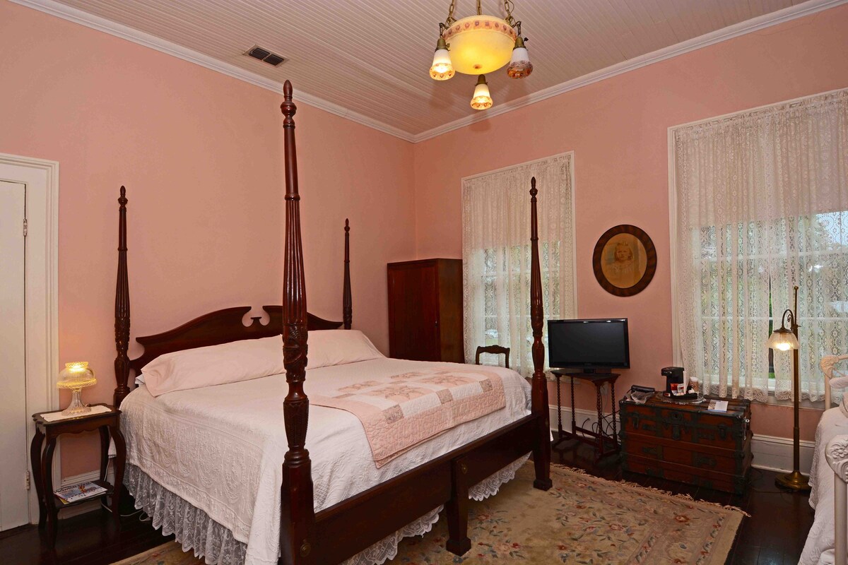 Denham House BNB Camillia Room  Monticello /TLH
