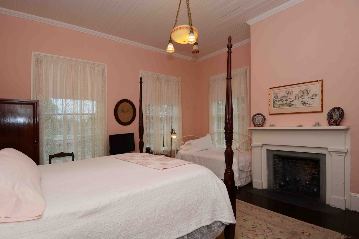 Denham House BNB Camillia Room  Monticello /TLH