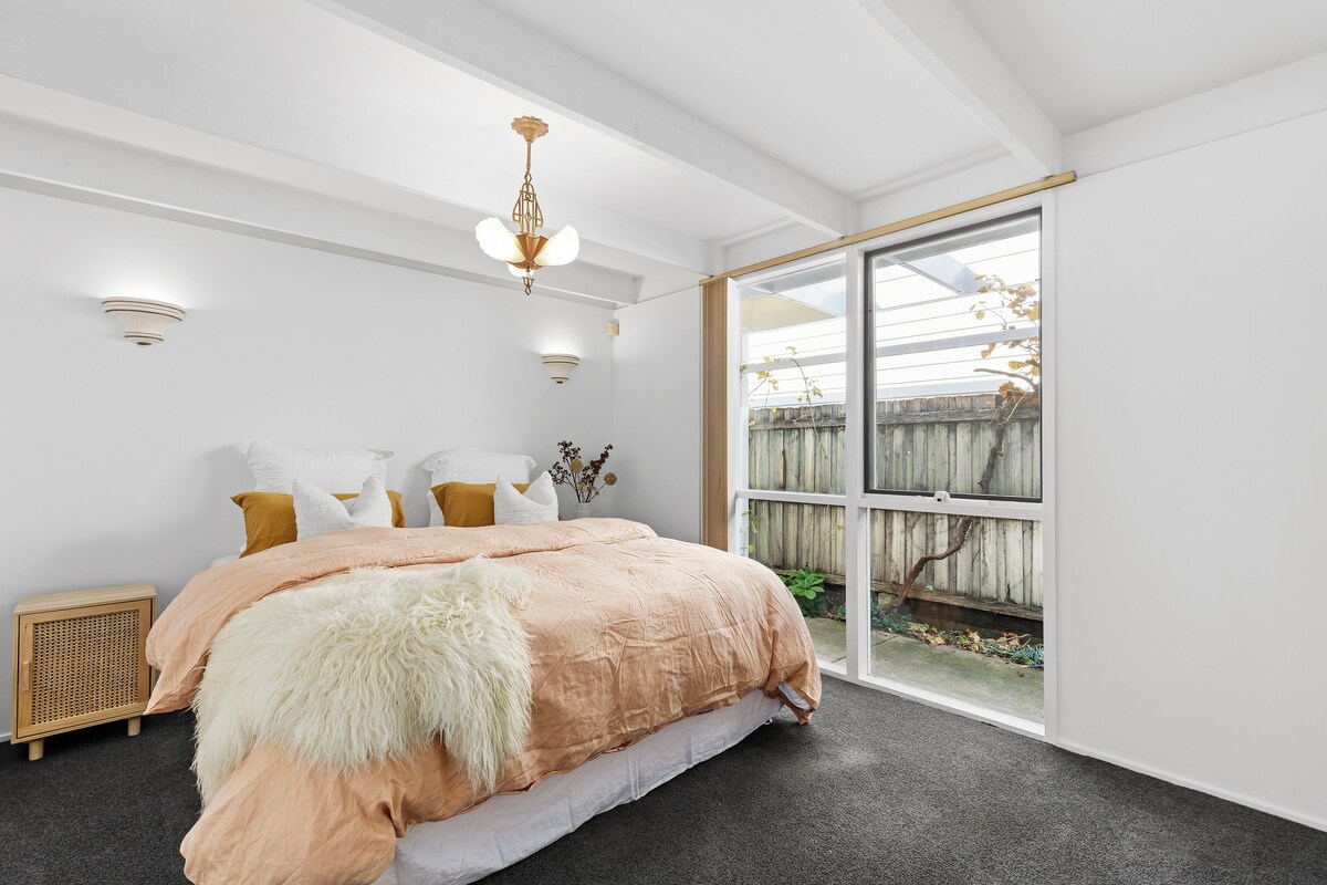 gorgeous 3 Bedroom Home in heart of Newtown