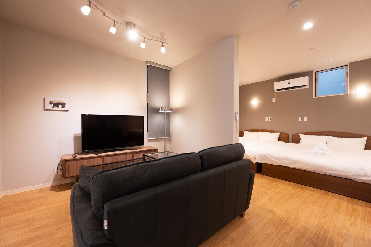 【AZUMA SEE①】观光交通良好。北欧家具和双人大床，舒适的6人房间。