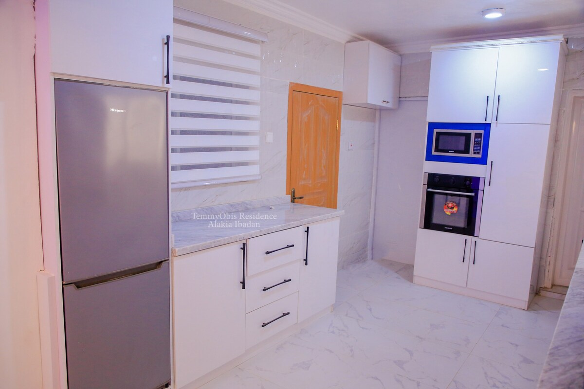 A luxurious 2 bedroom apartment house in Alakia.