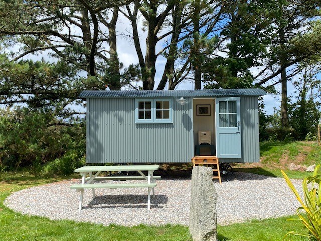 Basset, a delightful shepherd hut with a hot tub
