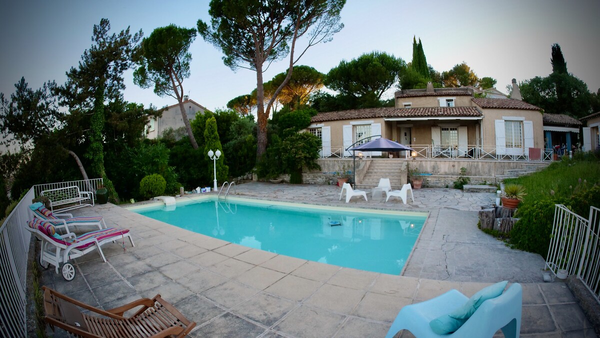 Superbe villa mitoyenne avec piscine et belle vue