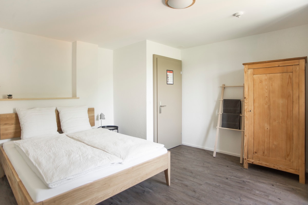 Chambre moderne dans un gîte à la ferme