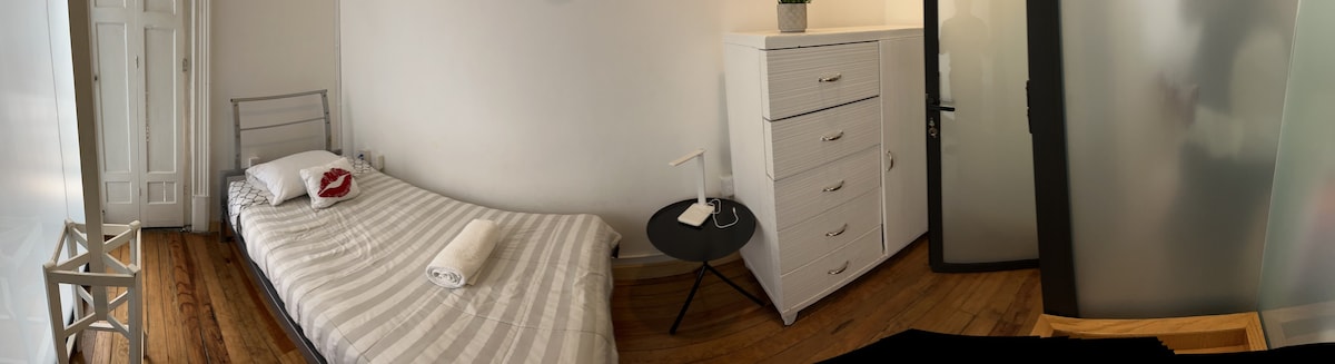 我在罗马租了一个带共享区域的房间。