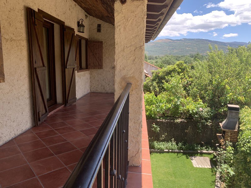 Casa con jardín, barbacoa y chimenea en Rascafría