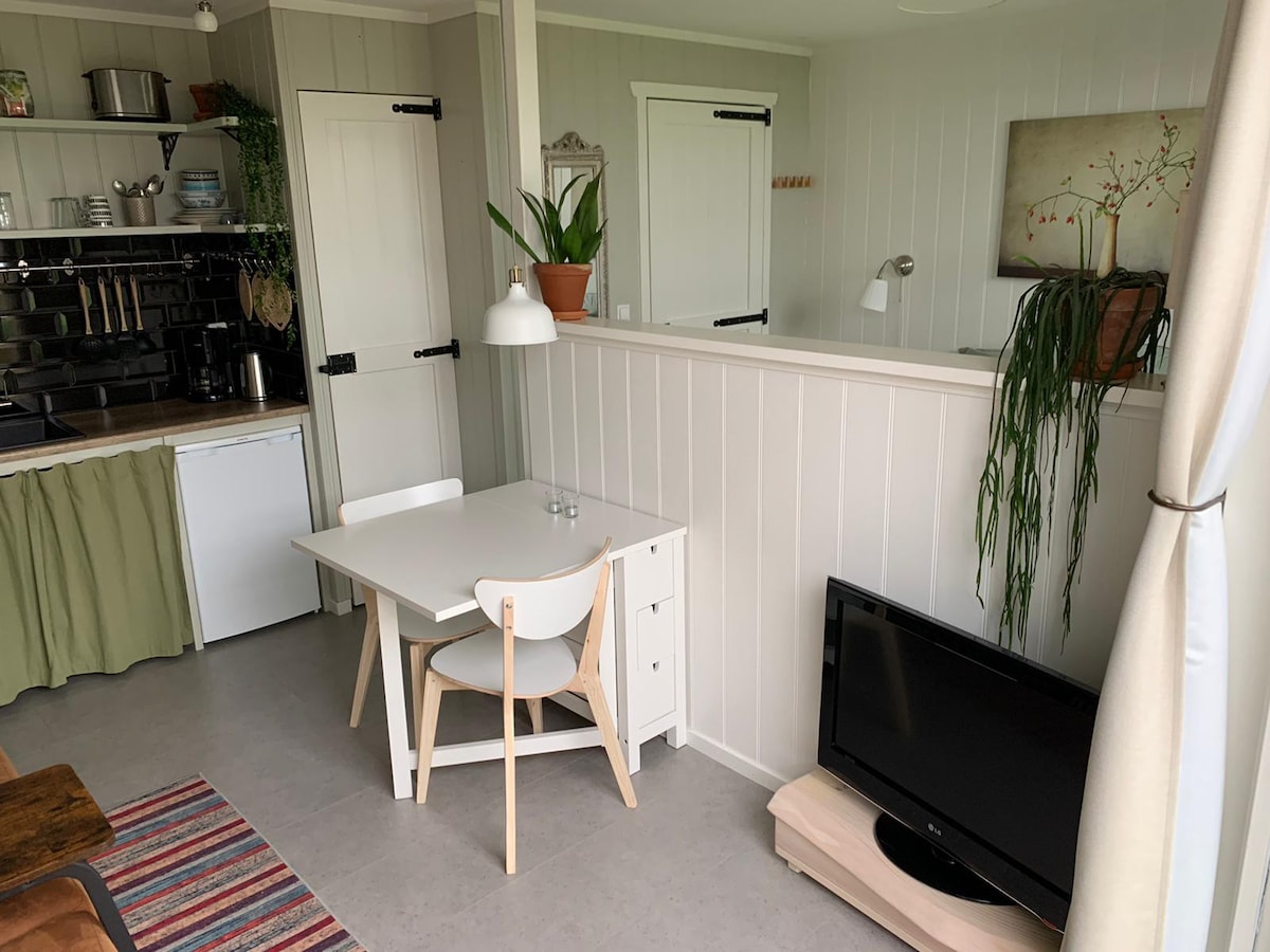 Tiny house met privé tuin nabij strand