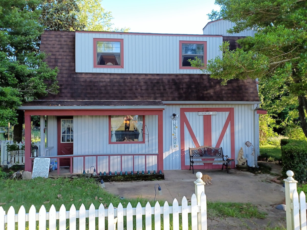 Adorable Country Cottage 3Private suite bedrooms.