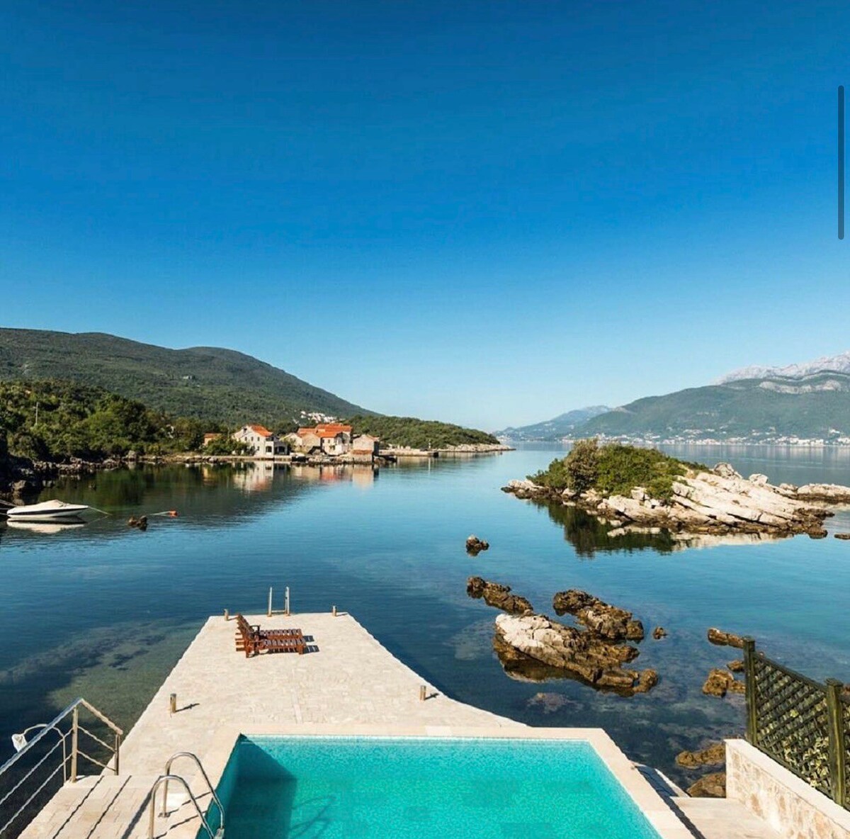 地中海别墅，地理位置优越，有游泳池