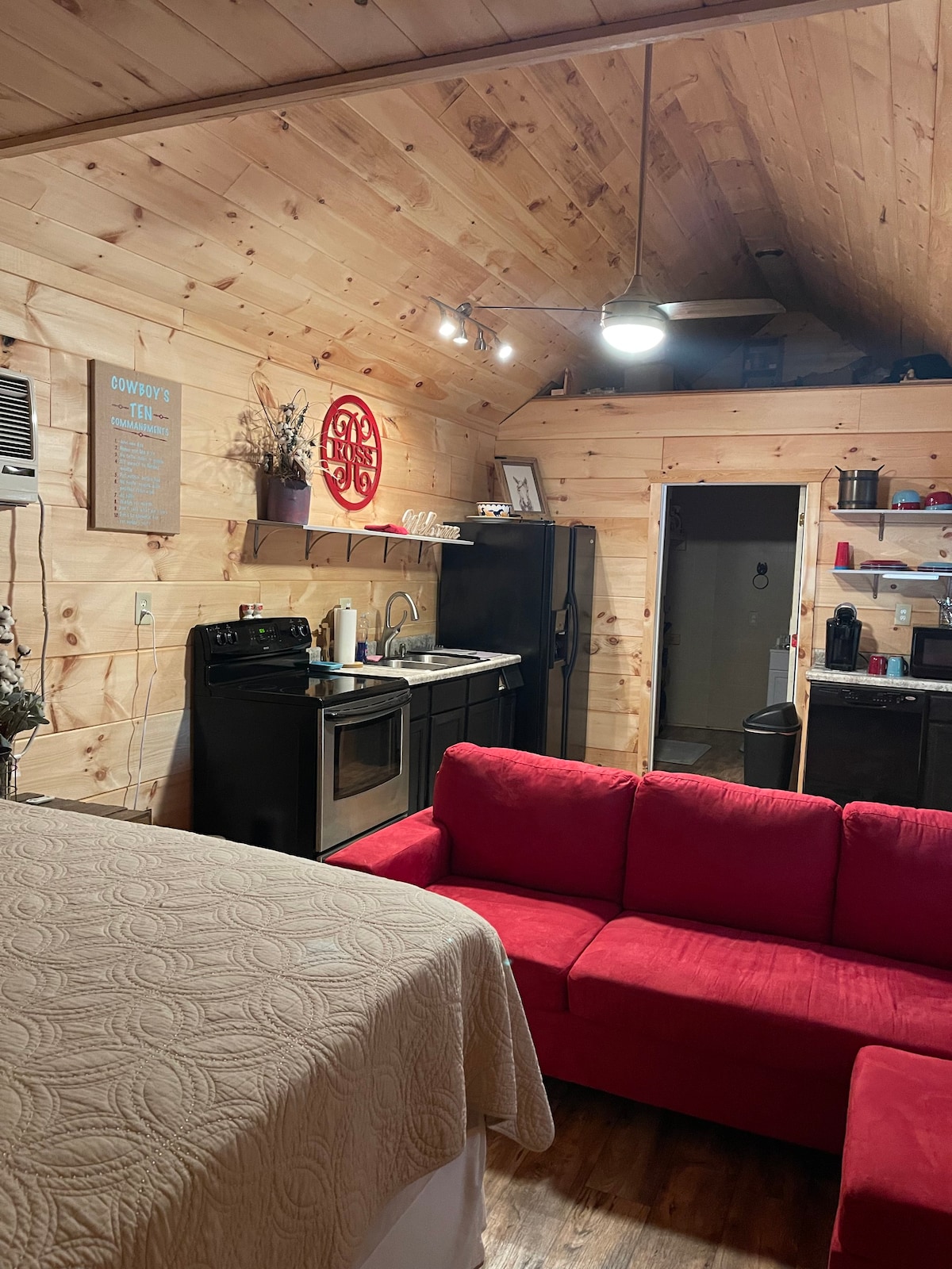 Delightful 1-bedroom cabin.