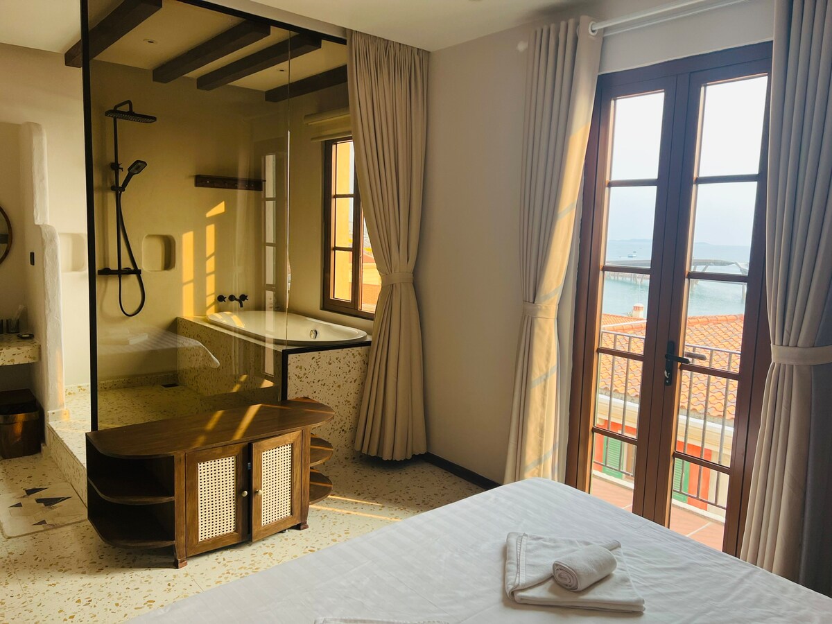 LotusHome、Lazy Room W Sunset Ocean景观和浴缸