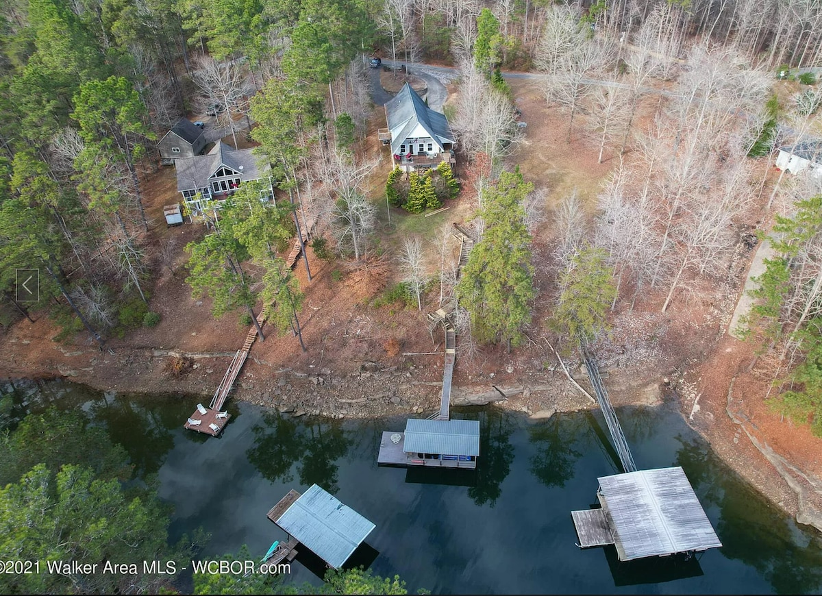 Relaxing 4-Bedroom Cottage on Smith Lake
