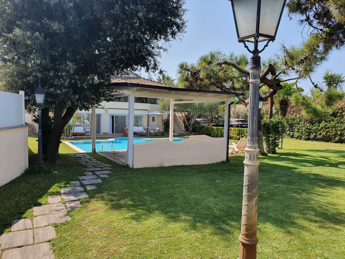 VILLA CON PISCINA A 40 MT DAL MARE