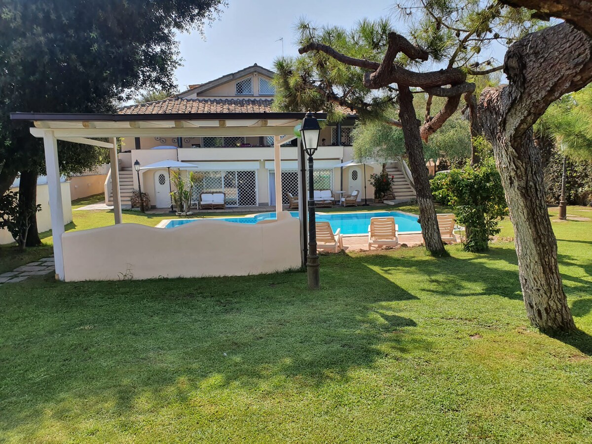 VILLA CON PISCINA A 40 MT DAL MARE