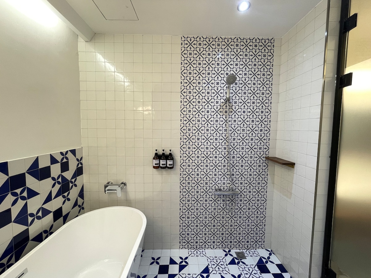 設計浴缸雙人套房(2~4人) 捷運美麗島站2分鐘 六合夜市旁 高雄電梯公寓民宿