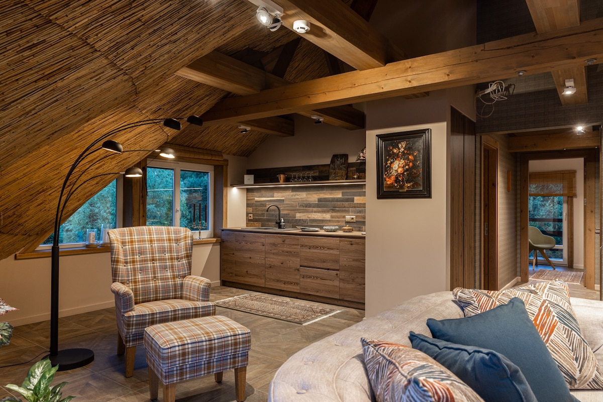 5-BR Lux Chalet: Hot Tub & Sauna in Prime Location