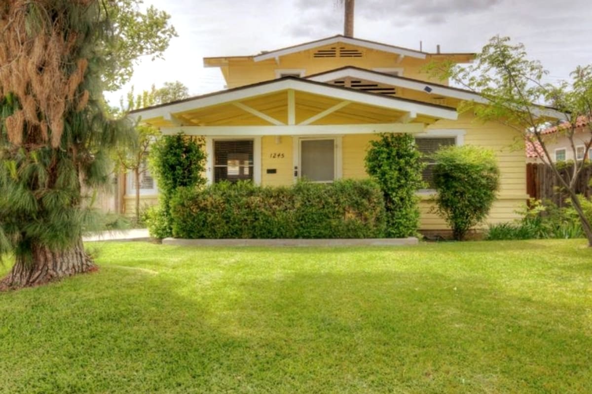 Traveler Home in Heart of Fresno (Room 1)