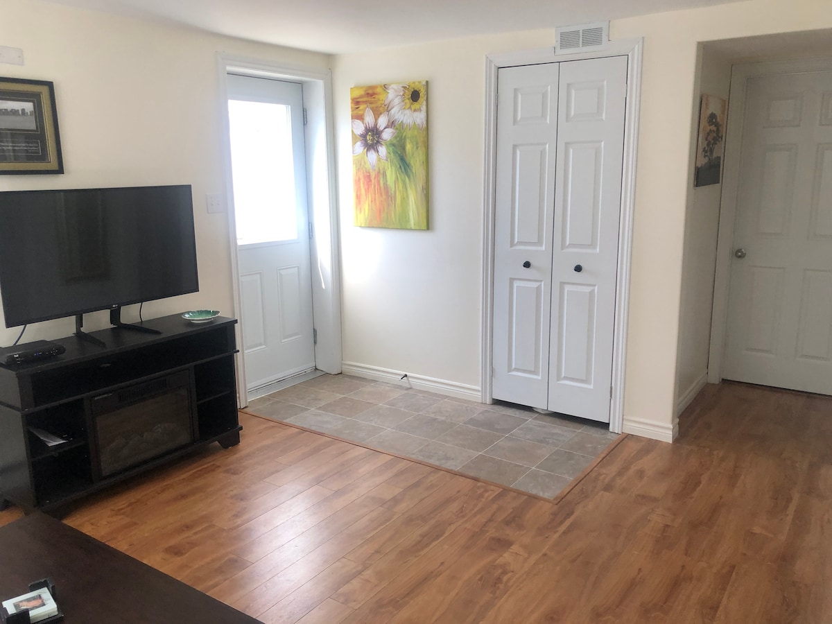 Bright, clean 1 bedroom plus den