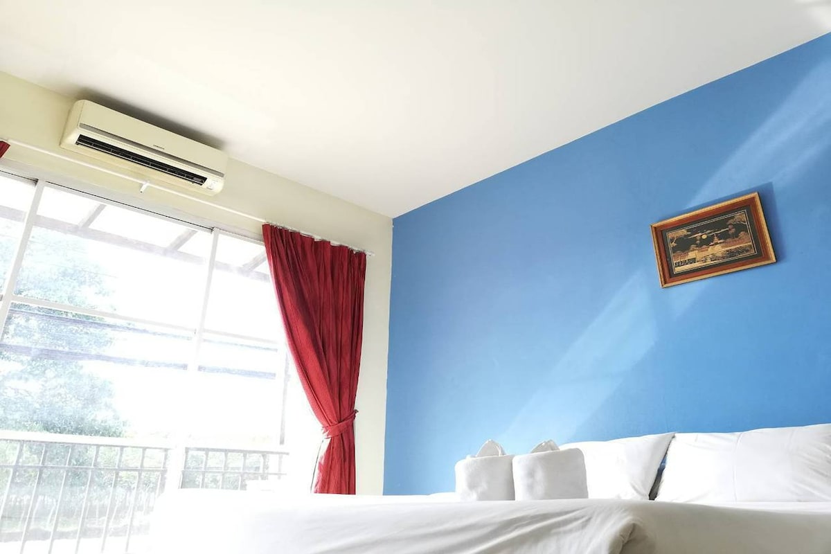 位于Si Sunthon安达曼广场（ Andaman Place ）的休闲客房，带空调