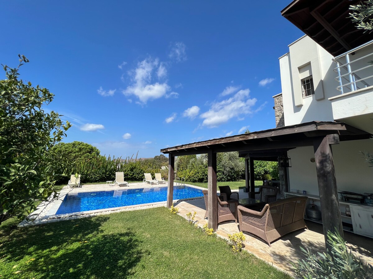 Beautiful 3 bedroom villa with a pool and a view
