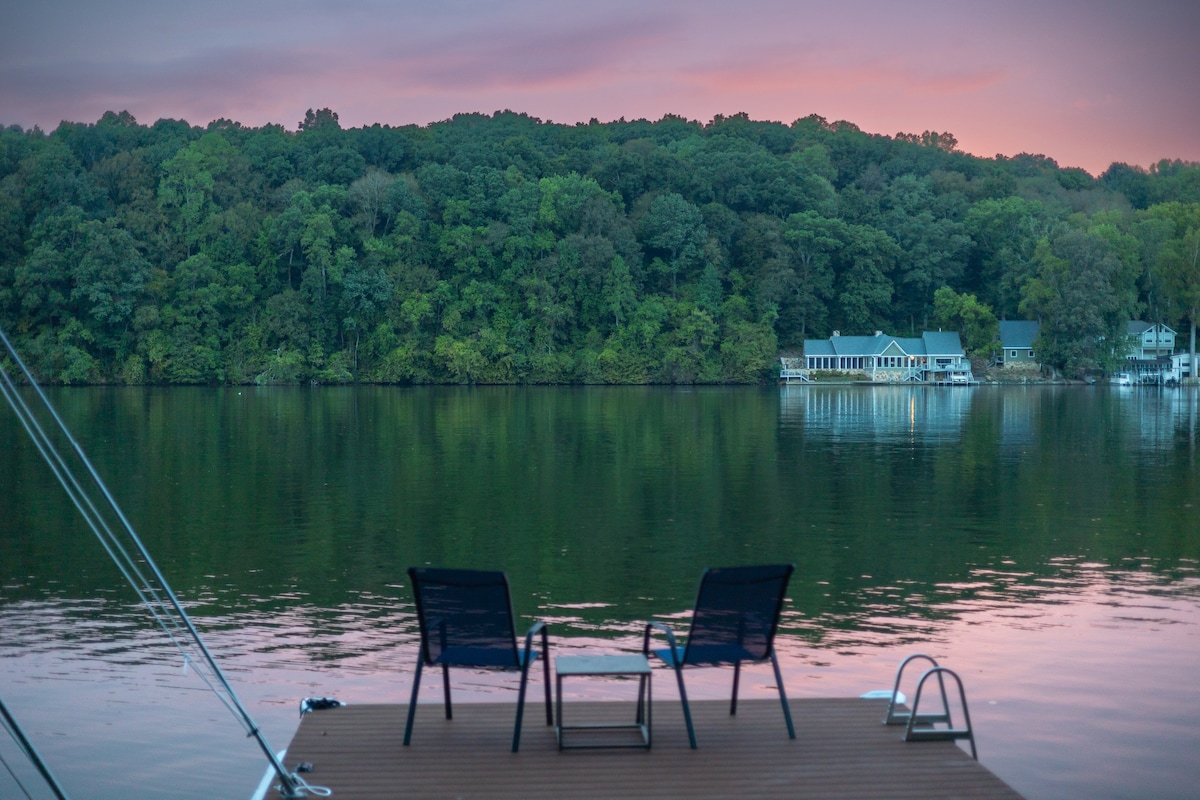 Multi-gen Lakefront retreat: Firepit, Games & Pier