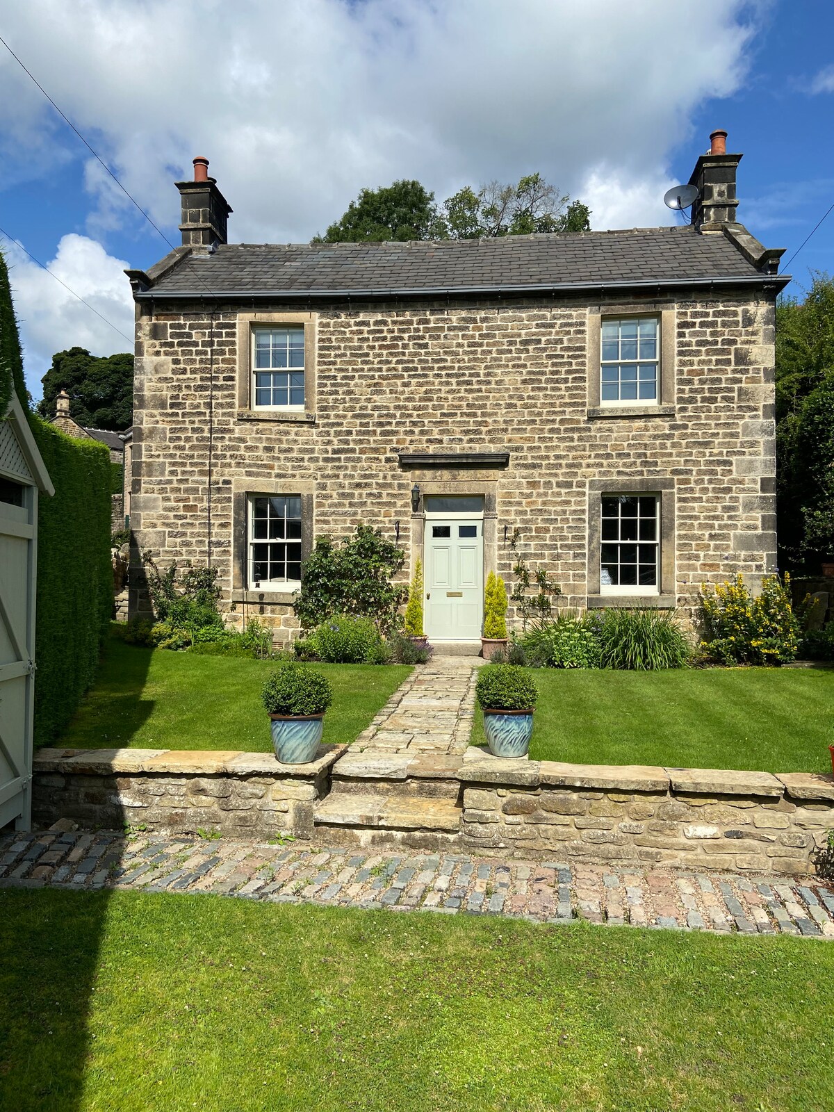 Stunning annexe in the Peak District with parking.