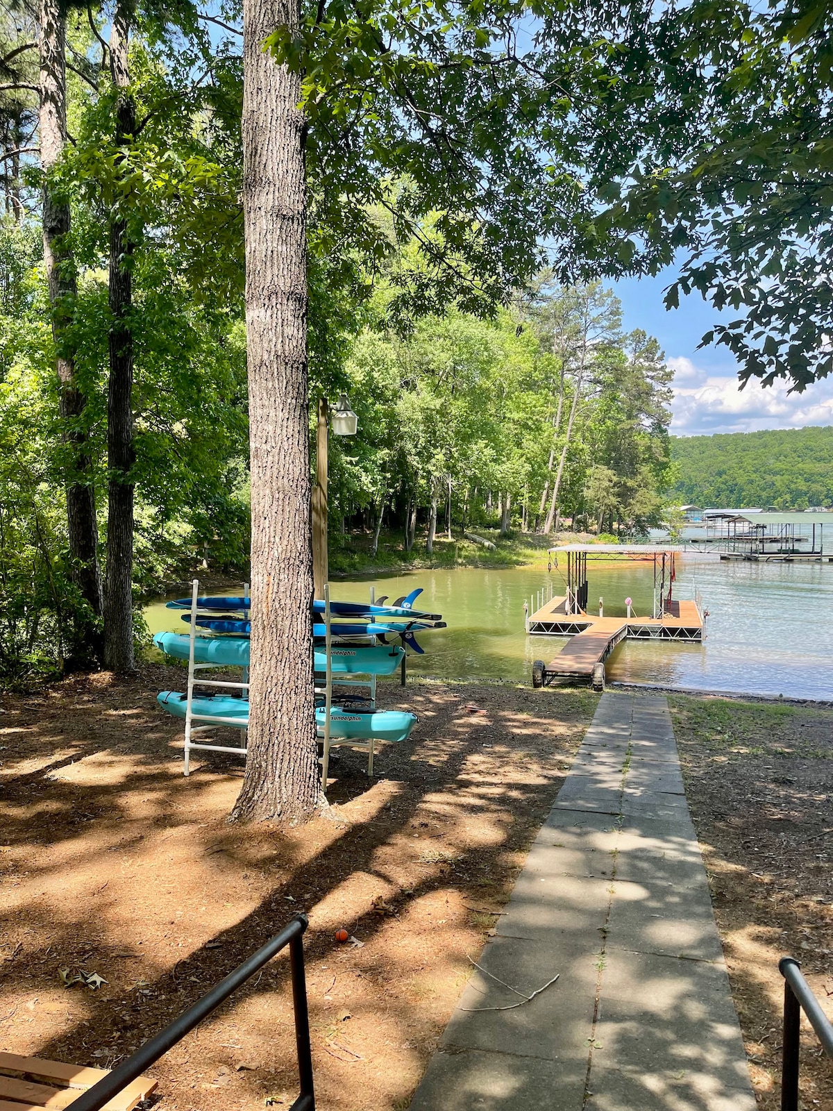 哈特威尔湖（ Lake Hartwell ）热水浴缸桨板、皮划艇、码头