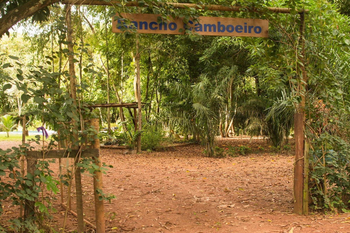 Casa de campo com piscina na orla do rio Araguaia