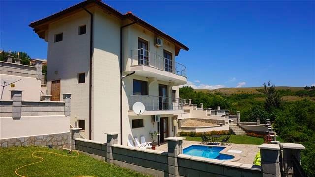 Villa Popi - Balchik Bliss with Pool and Views