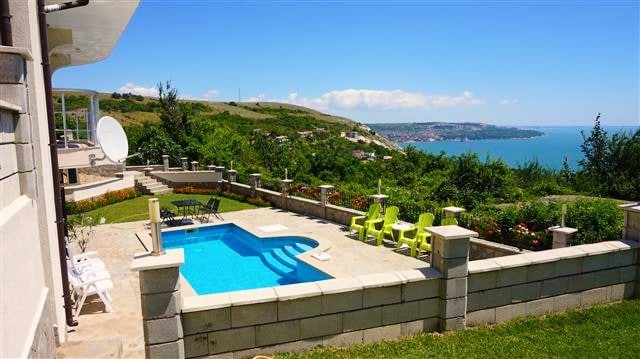 Villa Popi - Balchik Bliss with Pool and Views