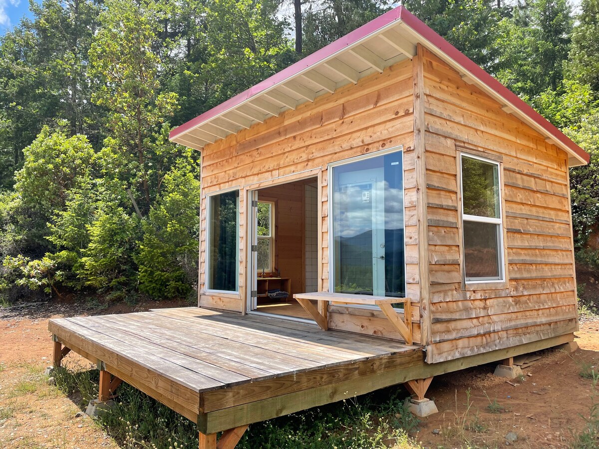 Charming Bear Creek Vineyard View Cabin