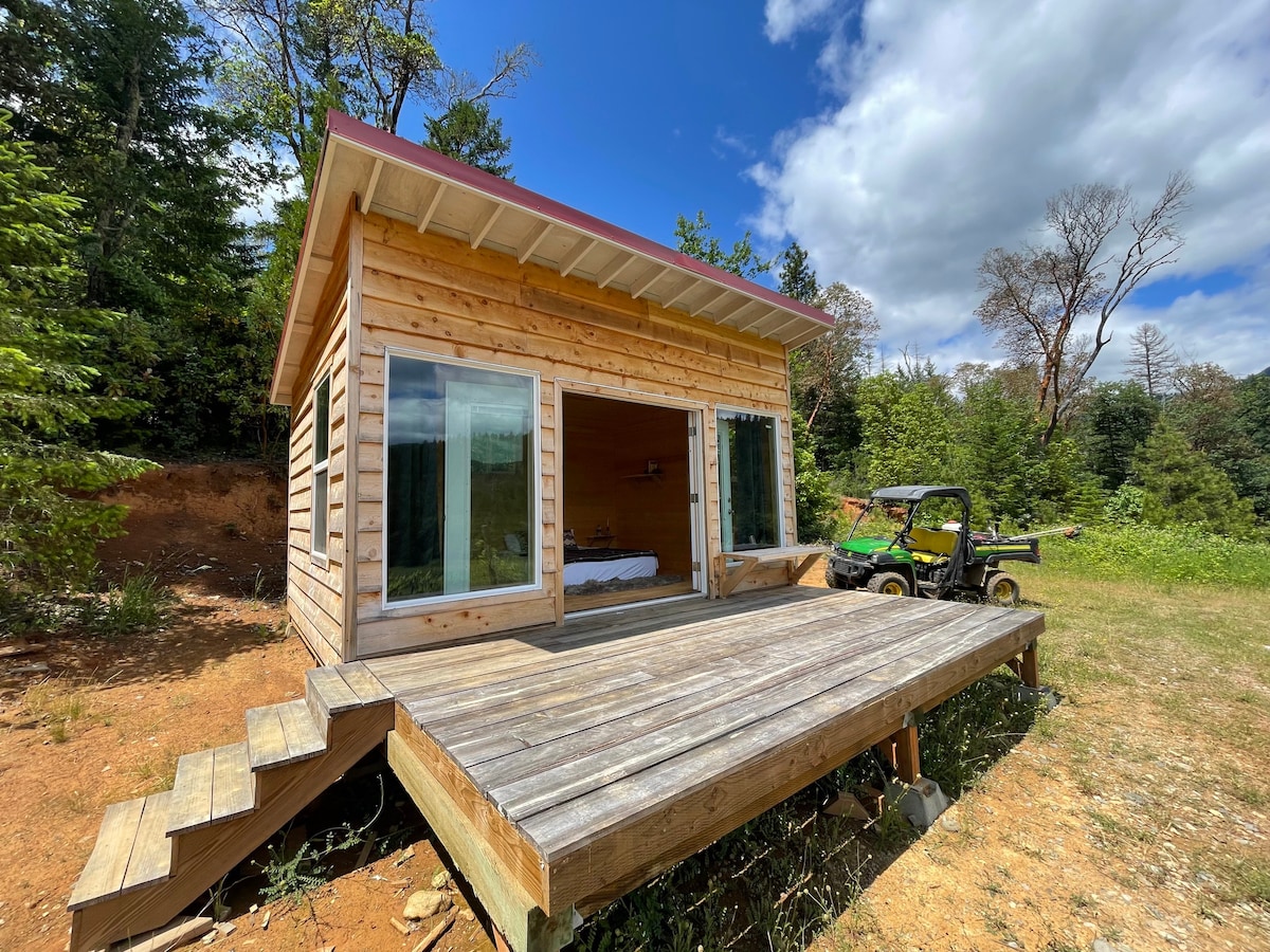 Charming Bear Creek Vineyard View Cabin