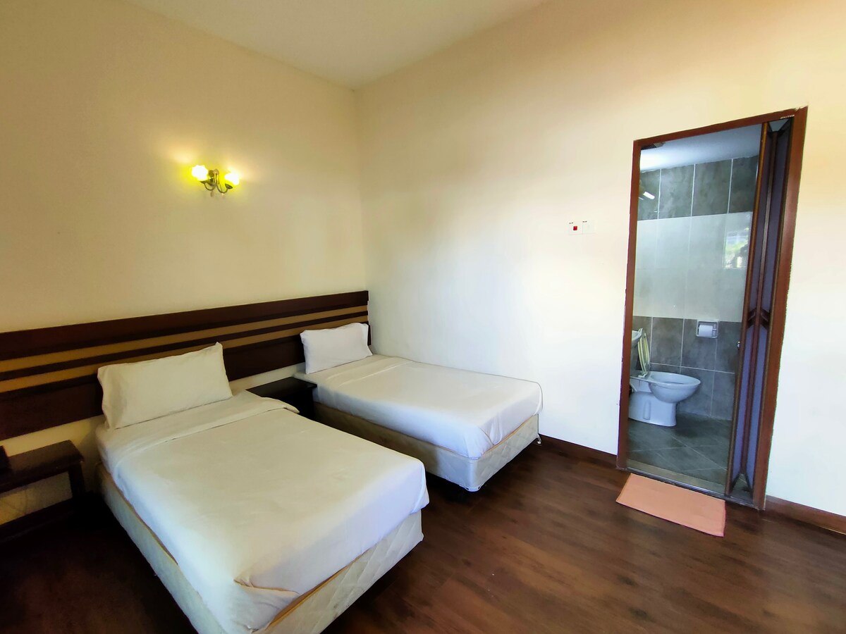 马六甲拉亚汽车旅馆（ Motel in Melaka Raya ）双床房独立卫生间