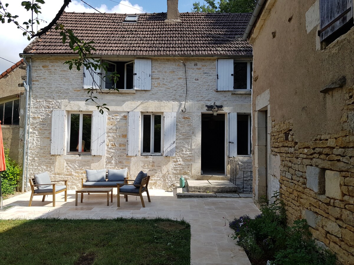 Maison familiale près de Vézelay à  2H de Paris