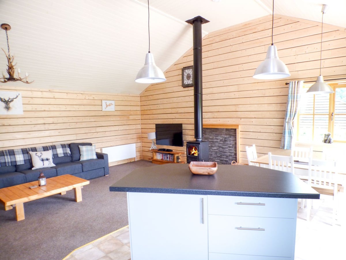 Deer-3 bedroom log cabin in Mid Wales with hot tub