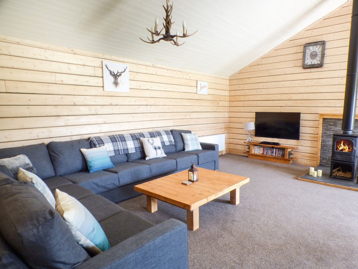 Deer-3 bedroom log cabin in Mid Wales with hot tub