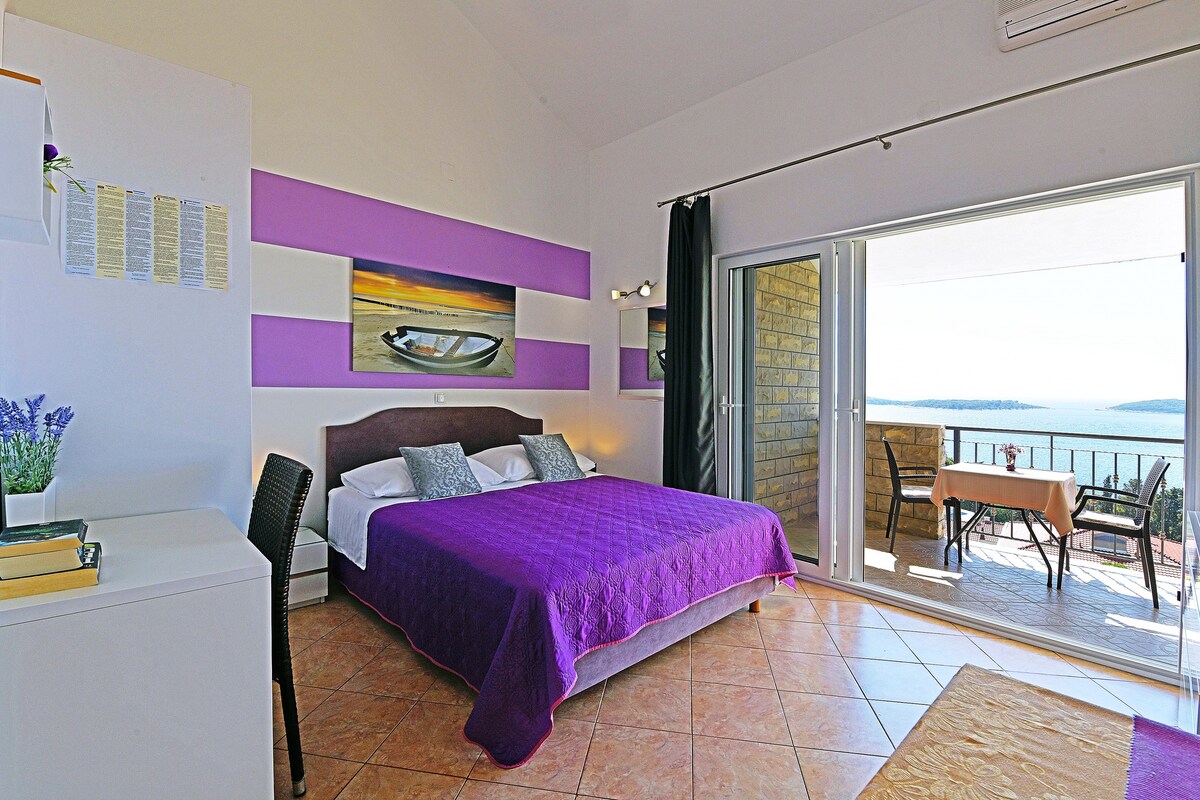 赫瓦尔镇俯瞰海滩附近的单间公寓4 *紫色