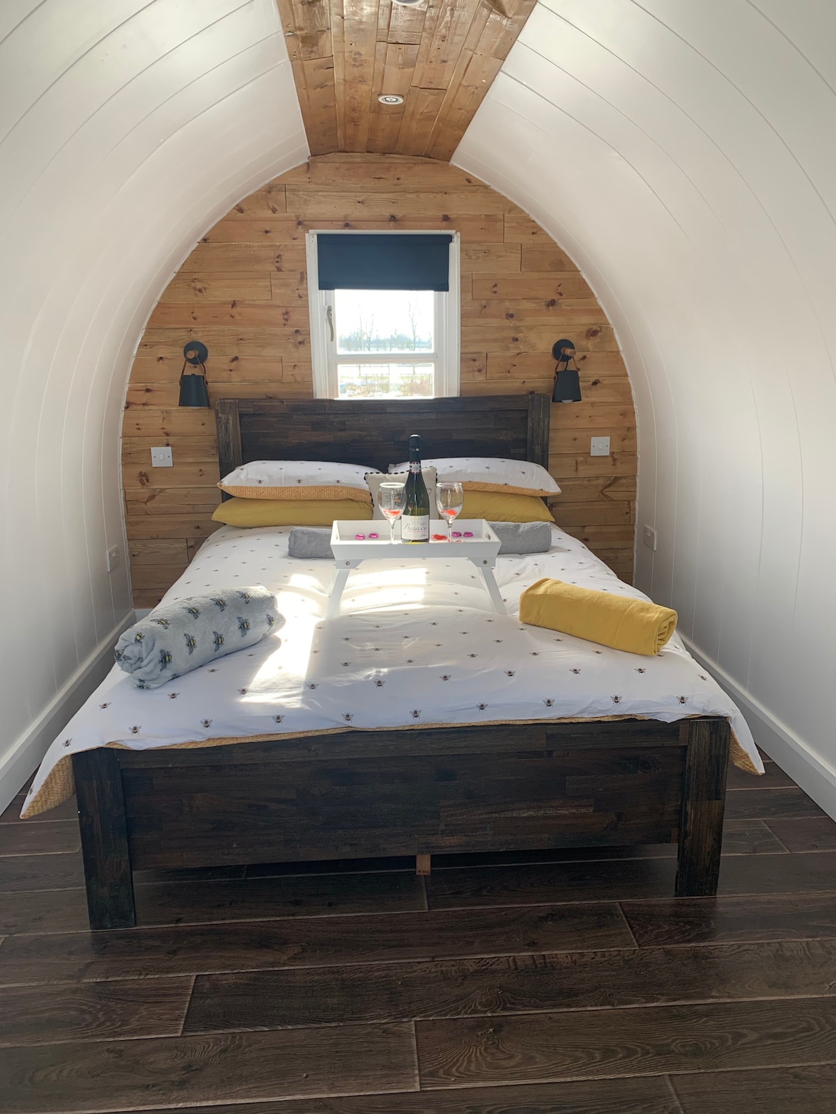 Beautiful double bedroom pod. Adults only..