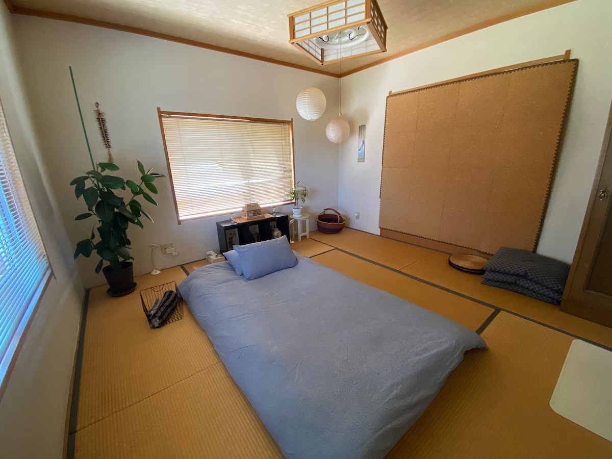 MI Casa-起重机。日式榻榻米舒适的房间。